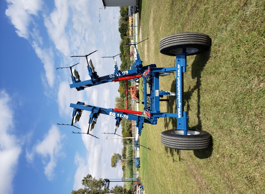 vista frontal carpidor en el jardin de agroindustrial